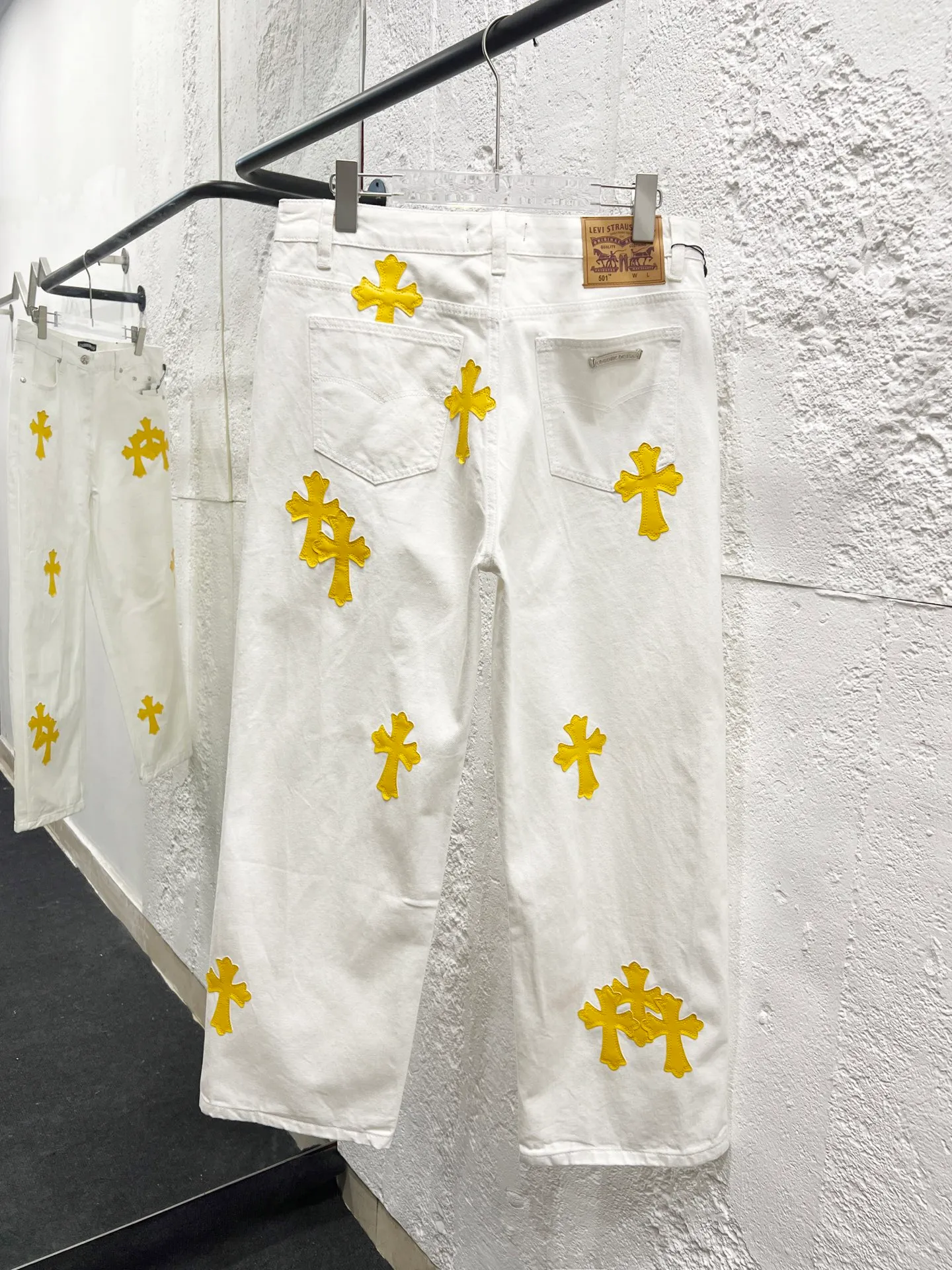 P230 Style number: H850 Chrome hearts & Chrome hearts 25ss yellow cross patch leather jeans Chrome hearts’ logging pants are here! ! ! CH Croix Heart Double Knee Cross Patch Leather Bo1 Style Logging Pants Straight-leg Work Pants B136 Croix Heart Cross Sanskrit Overalls Price 24W Level, patchwork cross pattern embellishment, high-waisted washed jeans! ! Absolutely high-end luxury products, 1.9W level god-level single products, super popular products, made by top heavy industry, not to be missed. About Zangyin, this is an extremely luxurious fashion brand, which can also be called the nobles of the high street. It has always been an exclusive brand of some hipsters or rich second generation. Compared with ordinary high streets, it is more luxurious and noble. Compared with luxury brands, it has a more fashionable personality and has always been a brand that I have a special liking for. Imported yarn is custom-woven into a high-density twill canvas. While ensuring a stiff silhouette, the fabric feels very delicate. It follows the B01 classic silhouette. The upper body is stiff and stylish. The ready-made garments are stone-ground and fermented and can be matched with any style. Buttons and zinc-brushed washable genuine YKK retro metal products. Double-layered canvas on the front. Perfect details. All hardware is perfect. Size: 30-32-34-36 Color: white pants and yellow leather